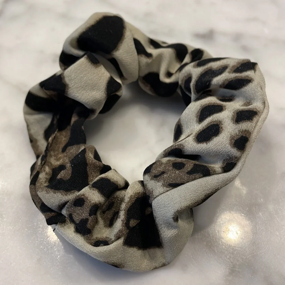 Noir Set of 3 Ombré Leopard Print Hair Scrunchies